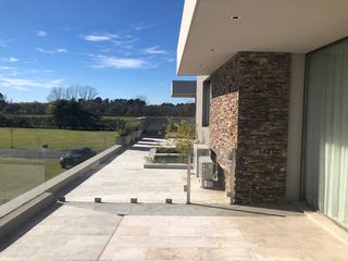 Foto 30 de Excelente casa moderna en Albanueva, como nueva, gran calidad, pileta, amarra frente al rio