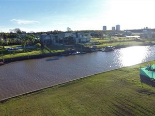Foto 62 de Excelente casa moderna en Albanueva, como nueva, gran calidad, pileta, amarra frente al rio