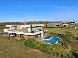 Foto 64 de Excelente casa moderna en Albanueva, como nueva, gran calidad, pileta, amarra frente al rio