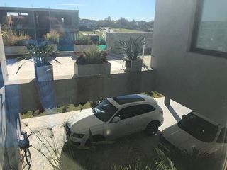 Foto 8 de Excelente casa moderna en Albanueva, como nueva, gran calidad, pileta, amarra frente al rio