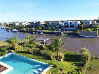 Foto 65 de Excelente casa moderna en Albanueva, como nueva, gran calidad, pileta, amarra frente al rio