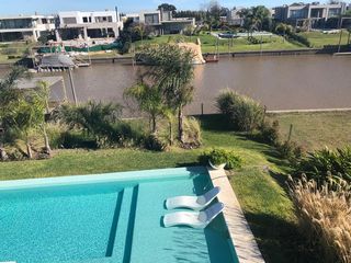 Foto 33 de Excelente casa moderna en Albanueva, como nueva, gran calidad, pileta, amarra frente al rio