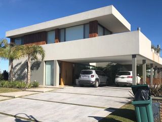 Foto 2 de Excelente casa moderna en Albanueva, como nueva, gran calidad, pileta, amarra frente al rio