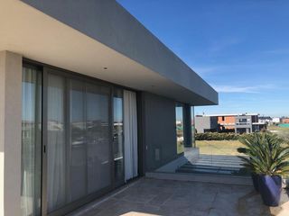 Foto 26 de Excelente casa moderna en Albanueva, como nueva, gran calidad, pileta, amarra frente al rio