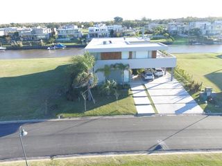 Foto 67 de Excelente casa moderna en Albanueva, como nueva, gran calidad, pileta, amarra frente al rio