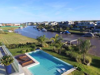 Foto 63 de Excelente casa moderna en Albanueva, como nueva, gran calidad, pileta, amarra frente al rio