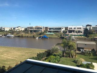 Foto 22 de Excelente casa moderna en Albanueva, como nueva, gran calidad, pileta, amarra frente al rio