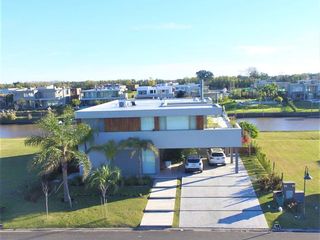Foto 60 de Excelente casa moderna en Albanueva, como nueva, gran calidad, pileta, amarra frente al rio