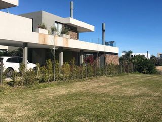 Foto 54 de Excelente casa moderna en Albanueva, como nueva, gran calidad, pileta, amarra frente al rio