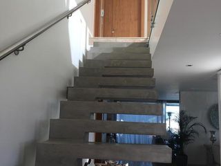 Foto 4 de Excelente casa moderna en Albanueva, como nueva, gran calidad, pileta, amarra frente al rio