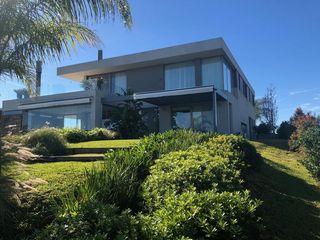 Foto 1 de Excelente casa moderna en Albanueva, como nueva, gran calidad, pileta, amarra frente al rio