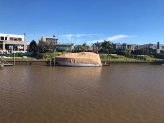 Foto 51 de Excelente casa moderna en Albanueva, como nueva, gran calidad, pileta, amarra frente al rio