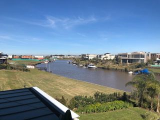 Foto 31 de Excelente casa moderna en Albanueva, como nueva, gran calidad, pileta, amarra frente al rio