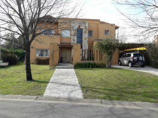 Foto 1 de Casa en el Barrio San Isidro Labrador.