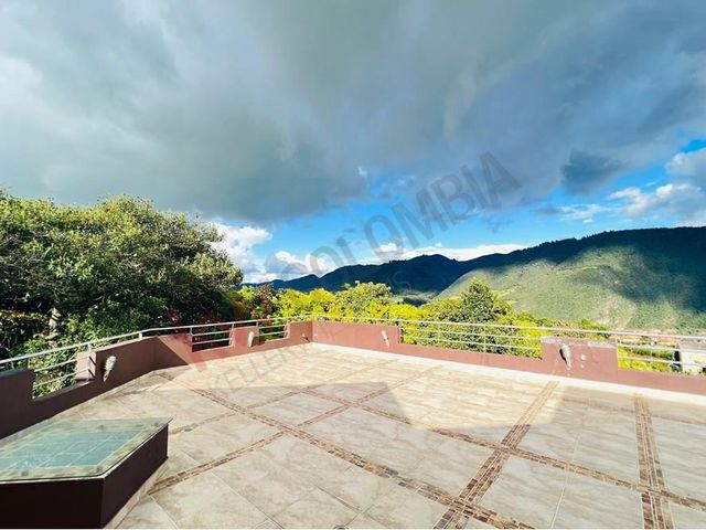 VENDO CASA ESPECTACULAR EN LA CALERA