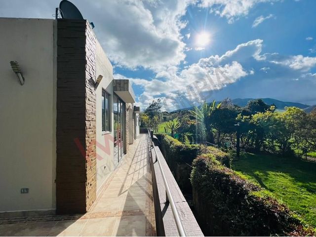 VENDO CASA ESPECTACULAR EN LA CALERA