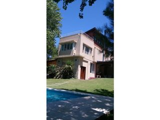 Foto 2 de CARILO - AVESTRUZ Y ROBLES - CASA EN VENTA.