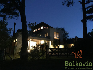 Foto 1 de CARILO - AVESTRUZ Y ROBLES - CASA EN VENTA.