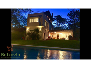 Foto 6 de CARILO - AVESTRUZ Y ROBLES - CASA EN VENTA.