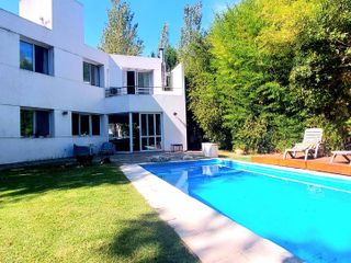 Casa en venta de cuatro ambientes con piscina en Abril Club de Campo - Apto Credito