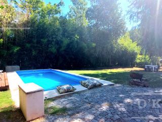 Casa en venta de cuatro ambientes con piscina en Abril Club de Campo - Apto Credito
