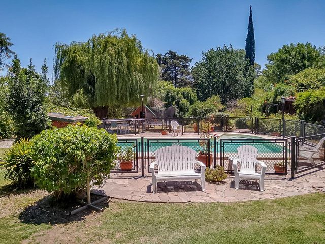 VENTA/PERMUTA - Casa de 4 dormitorios con piscina y jardín, Perez.