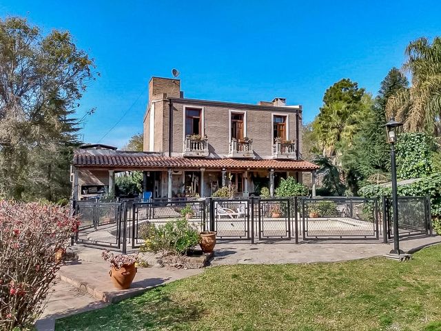 VENTA/PERMUTA - Casa de 4 dormitorios con piscina y jardín, Perez.