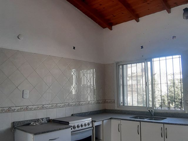 VENTA CASA A REFACCIONAR EN VICTORIA LOTE 10x30