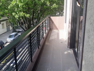 PH 2 ambientes por escaleras con patio -Villa del Parque