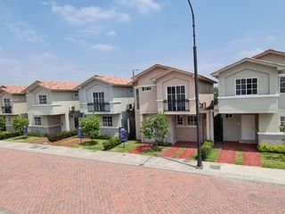 Foto 4 de Venta de Casa Modelo Marina en Urb. Casa Laguna, Samborondon, cerca de Plaza Lagos, C.C. Dorado.