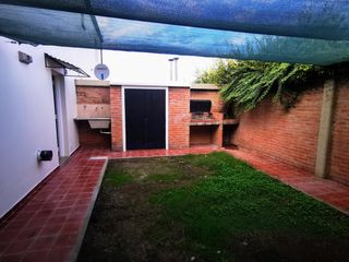 Vende PH, tipo duplex con jardín y cochera - 133 e/ 70 y 71 - La Plata