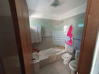 Casa en venta - 2 dormitorios 1 baño - Cocheras - 2750mts2 - La Plata