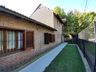 Casa en venta - 5 dormitorios 2 baños - 400Mts2 - Villa Elisa