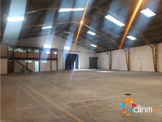 Arriendo bodega 800 m2 norte de quito, más oficinas