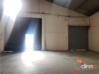 Arriendo bodega 800 m2 norte de quito, más oficinas