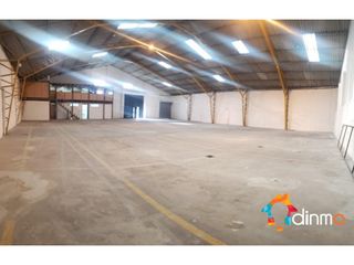 Arriendo bodega 800 m2 norte de quito, más oficinas