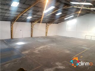 Arriendo bodega 800 m2 norte de quito, más oficinas