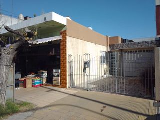 Moderna Casa 4 Amb. C/Local al Fte. Fdo Parquizado C/Pileta - Ramos Mejia
