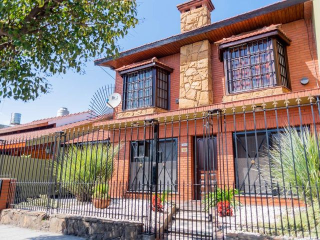VENTA CASA 5 AMBIENTES C/PATIO y COCHERA EN SOLANO