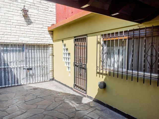 VENTA CASA 5 AMBIENTES C/PATIO y COCHERA EN SOLANO