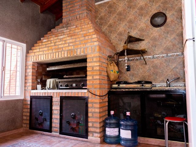 VENTA CASA 5 AMBIENTES C/PATIO y COCHERA EN SOLANO