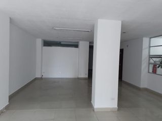 Gaspar de Villarroel, Local, 100 m2, 2 ambientes, 2 baños, 1 parqueadero