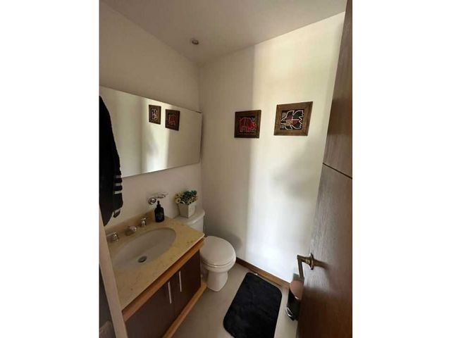 APARTAMENTO MUY COMERCIAL, SITIO TRANQUILO, 3 ALCOBAS, VISTA DEFINIDA
