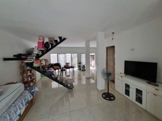 Casa en venta - 3 Dormitorios 3 Baños - 168Mts2 - La Plata