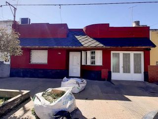 Casa en venta - 2 dormitorios 2 baños 1 cochera - 270 mts2 - La Plata