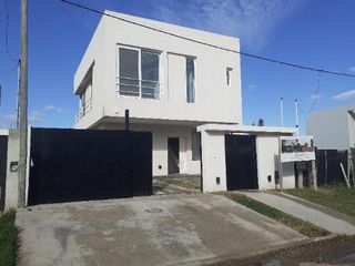 Casa en venta - 3 Dormitorios 2 Baños - 340Mts2 - Gorina