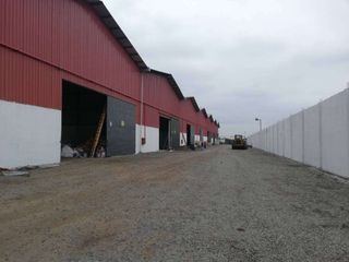 Foto 1 de Alquiler de bodega 640m2 en Durán, ideal para industrias o almacenaje. Seguridad 24hs y energía trifásica.