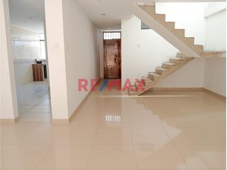 Foto 1 de Venta de casa en Urb. San Isidro I Etapa, calle Uranio con Base para 5 pisos!
Ubicada cerca de Av. Metropolitana, Universidad Privada del Norte (UPN)
