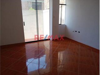 Foto 7 de Venta de casa en Urb. San Isidro I Etapa, calle Uranio con Base para 5 pisos!
Ubicada cerca de Av. Metropolitana, Universidad Privada del Norte (UPN)