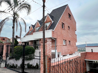 Exclusiva Residencia en Los Perales: Elegancia y Amplitud en Cada Rincón